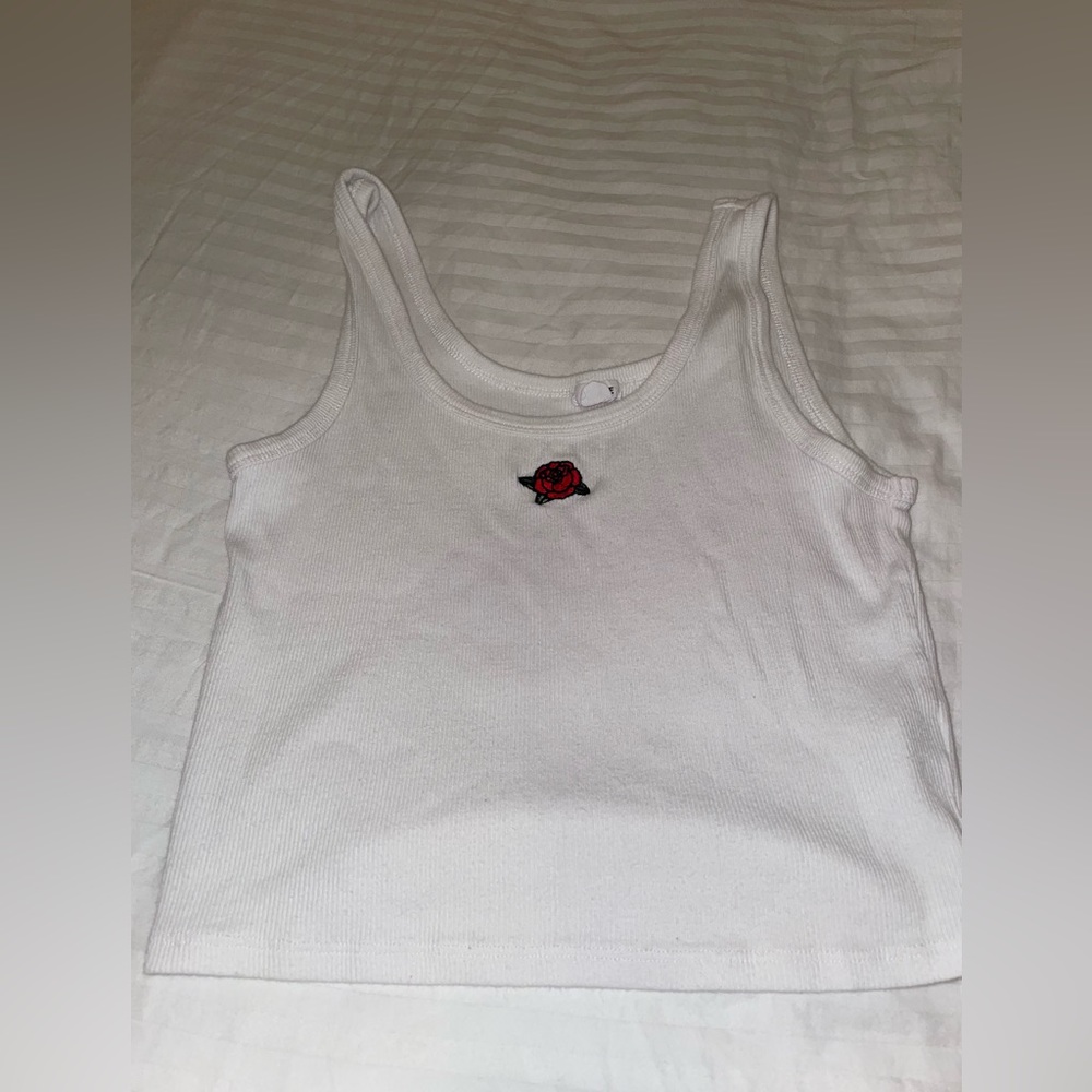 Cute white top with rose 🌹